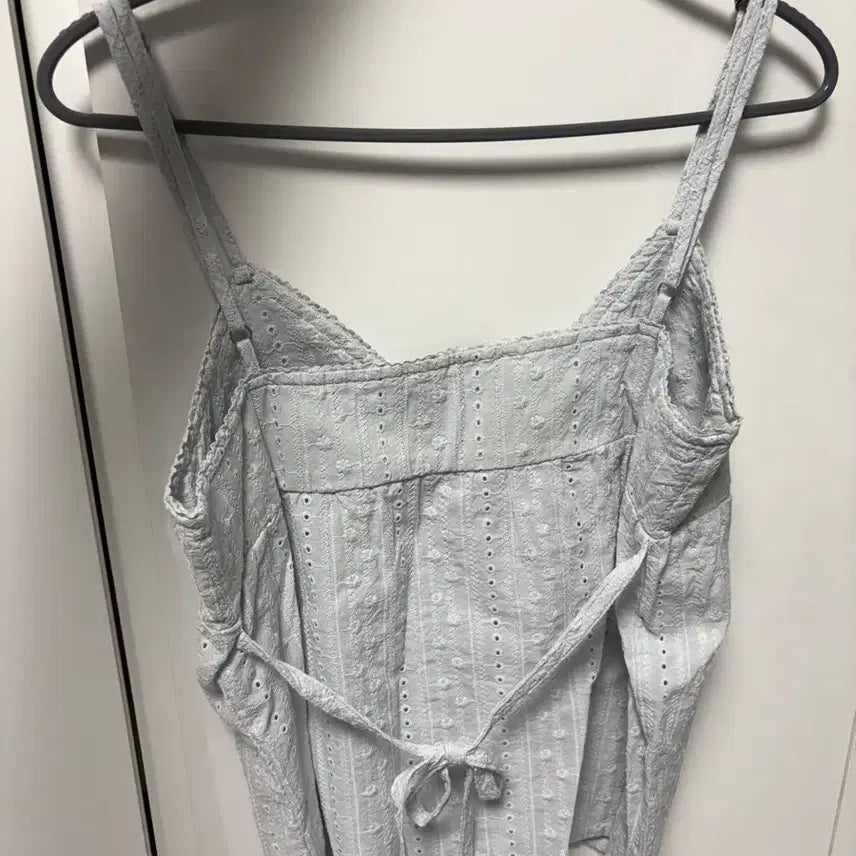[BUNJANG] Brandy Melville Eyelet Punch Sleeveless Blouse / 브랜디 멜빌 아일렛 펀칭 민소매 블라우스 슬리브리스 (새상품)