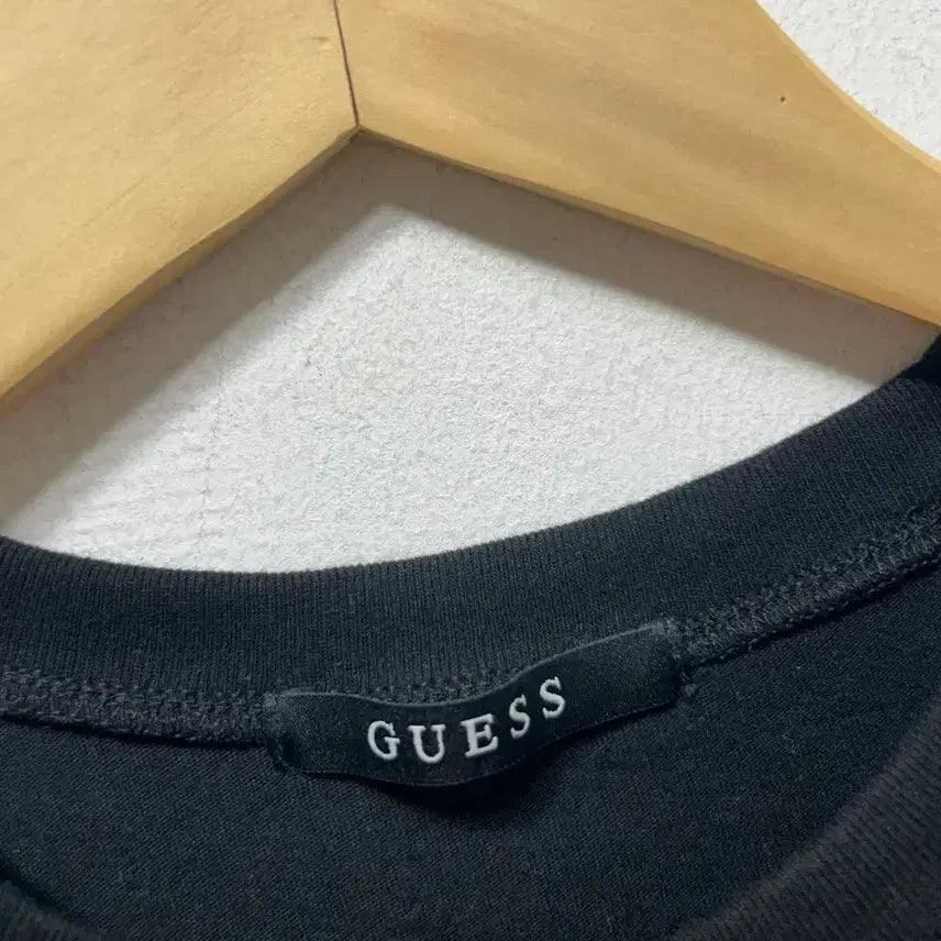 [SOLD OUT] 게스 삼각 로고 블랙 반팔 티셔츠 S