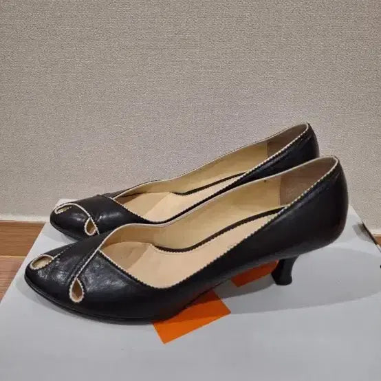 [BUNJANG] Black Cutout Pumps / 펌프스 구두