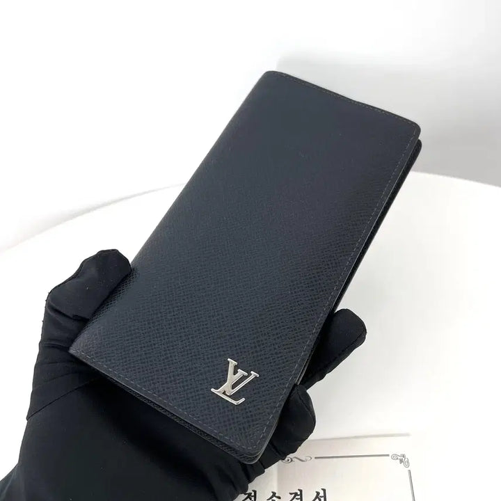 [BUNJANG] [감정완료] 루이비통 LV 로고 타이가 브라짜 장지갑 / [감정완료] 루이비통 LV 로고 타이가 브라짜 장지갑