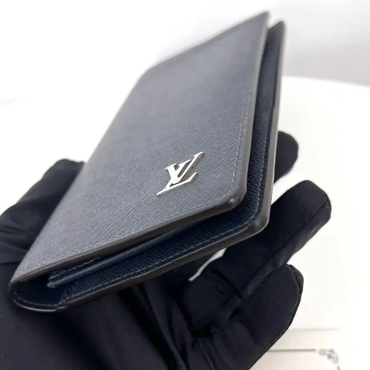 [BUNJANG] [감정완료] 루이비통 LV 로고 타이가 브라짜 장지갑 / [감정완료] 루이비통 LV 로고 타이가 브라짜 장지갑