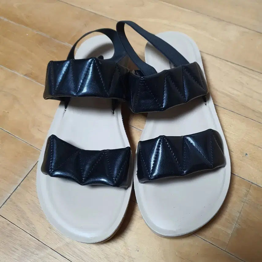 [SOLD OUT] (1회 착용) 올리 여성 퀄팅 밴딩 샌들 블랙 245