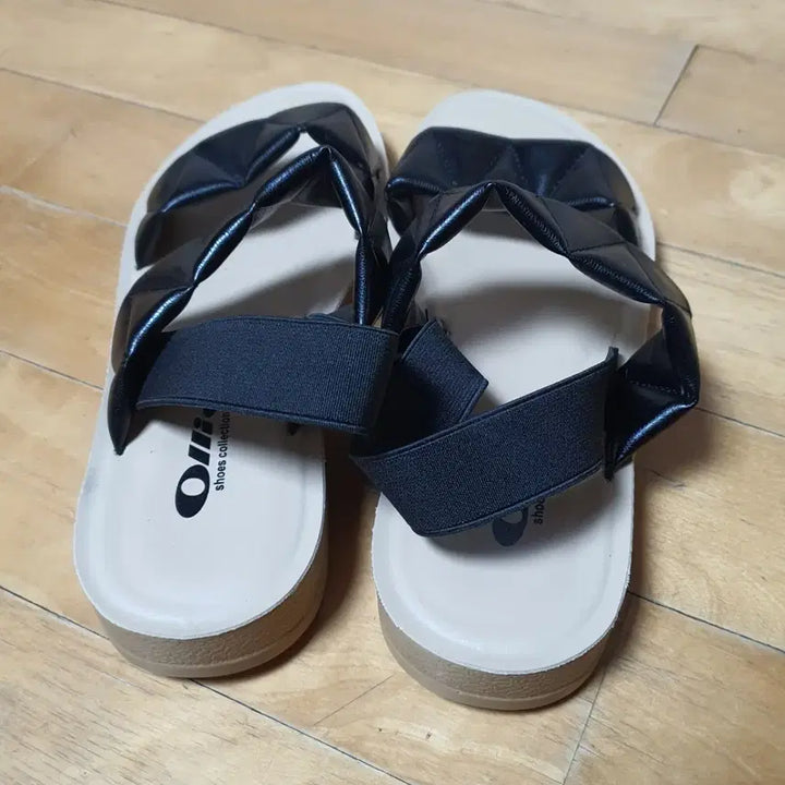 [SOLD OUT] (1회 착용) 올리 여성 퀄팅 밴딩 샌들 블랙 245