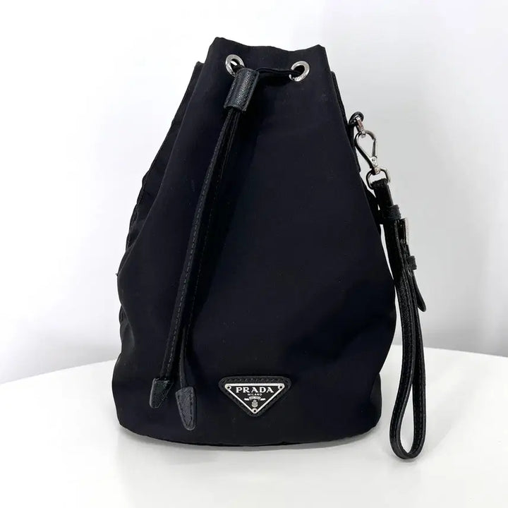 [SOLD OUT] [100%정품] 프라다 나일론 삼각로고 버킷 파우치 블랙