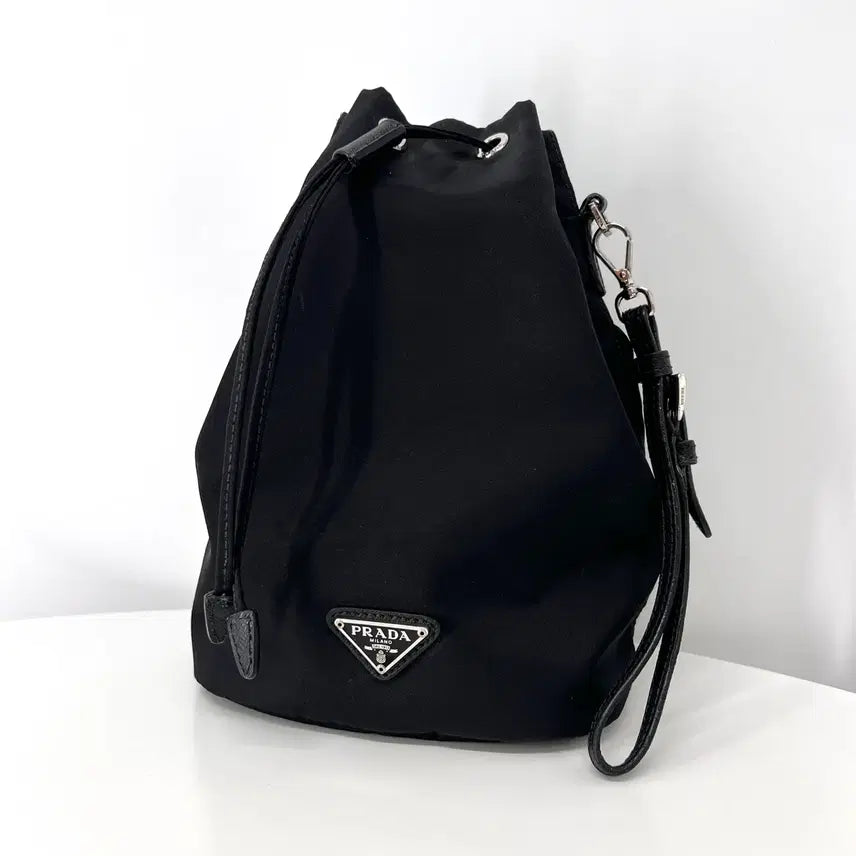 [SOLD OUT] [100%정품] 프라다 나일론 삼각로고 버킷 파우치 블랙