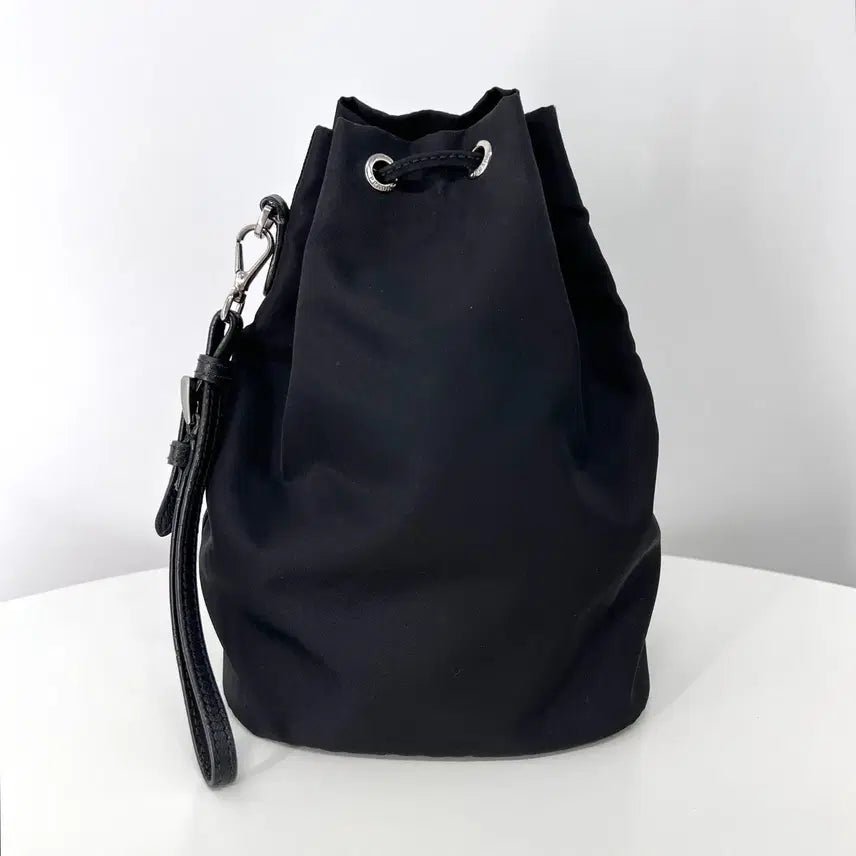 [SOLD OUT] [100%정품] 프라다 나일론 삼각로고 버킷 파우치 블랙