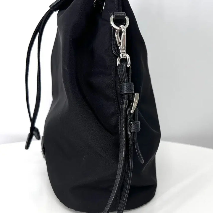[SOLD OUT] [100%정품] 프라다 나일론 삼각로고 버킷 파우치 블랙