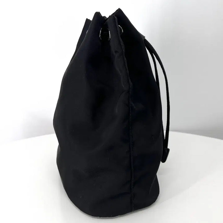 [SOLD OUT] [100%정품] 프라다 나일론 삼각로고 버킷 파우치 블랙
