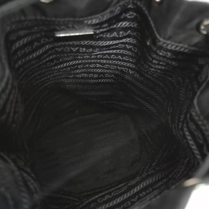 [SOLD OUT] [100%정품] 프라다 나일론 삼각로고 버킷 파우치 블랙