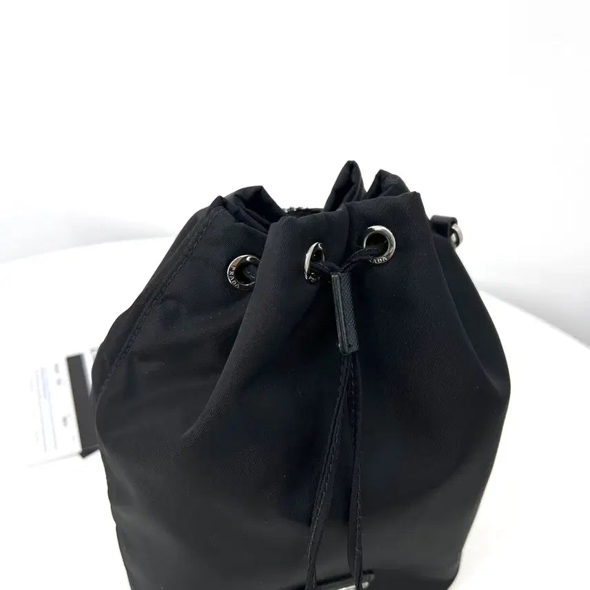 [SOLD OUT] [100%정품] 프라다 나일론 삼각로고 버킷 파우치 블랙 (1NE369)