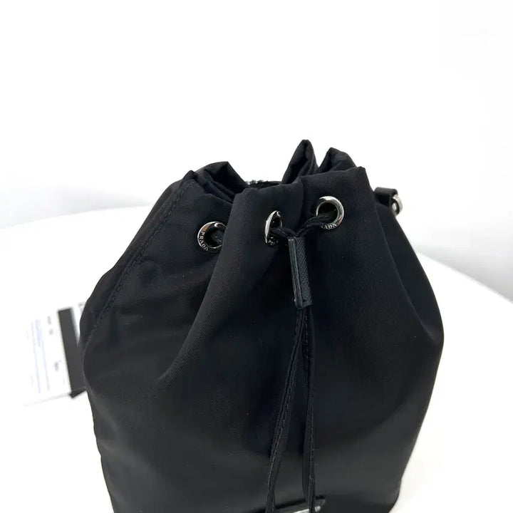 [SOLD OUT] [100%정품] 프라다 나일론 삼각로고 버킷 파우치 블랙 (1NE369)