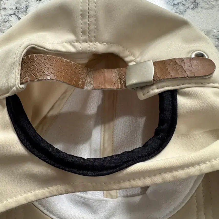 [BUNJANG] Black &amp; White Golfwear Beige Logo Cap / 블랙앤화이트 골프웨어 모자