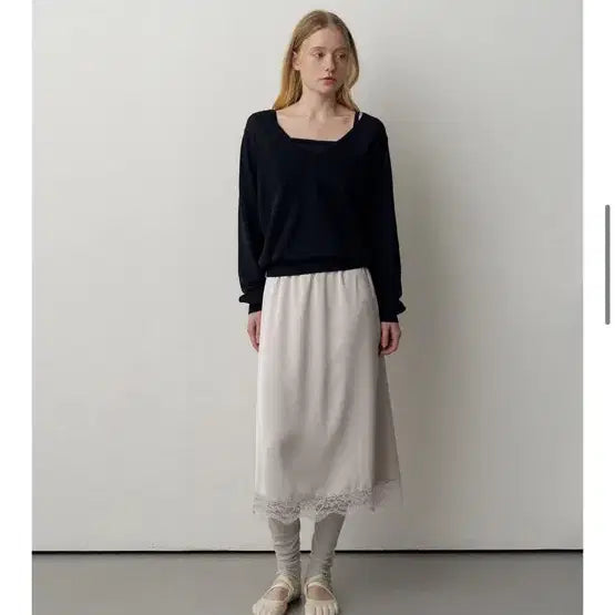 [SOLD OUT] 새상품 토르테 딥 네이비 V넥 니트