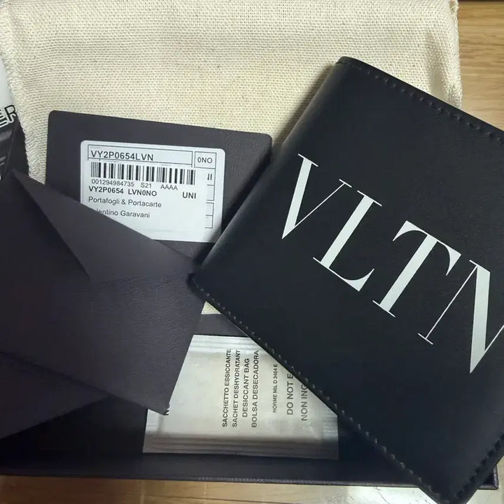 [SOLD OUT] 발렌티노 VLTN 반지갑 블랙