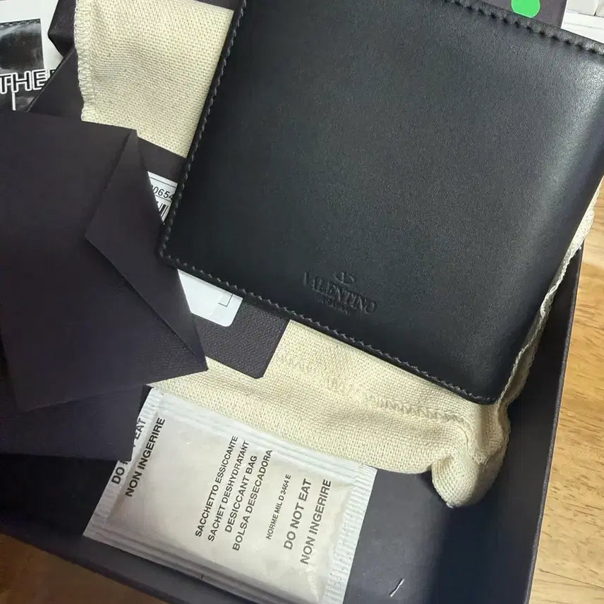 [SOLD OUT] 발렌티노 VLTN 반지갑 블랙