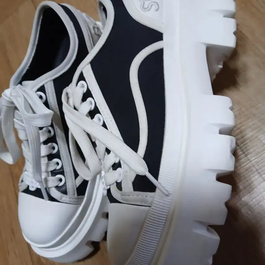 [SOLD OUT] 슈콤마보니 청키 스니커즈230