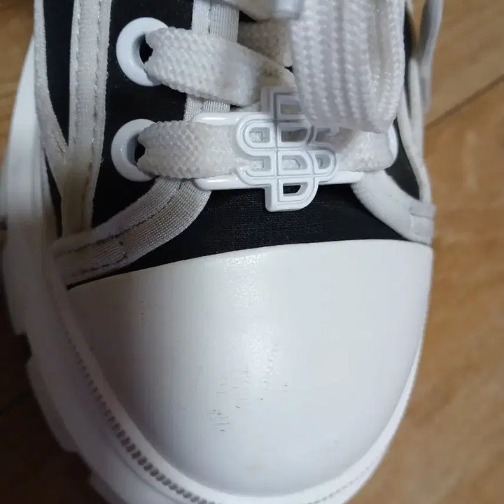 [SOLD OUT] 슈콤마보니 청키 스니커즈230
