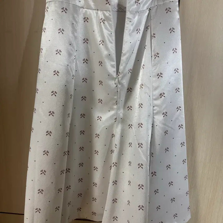 [BUNJANG] Blank White Satin Midi Skirt / 빈티지 화이트 새틴 미디 스커트