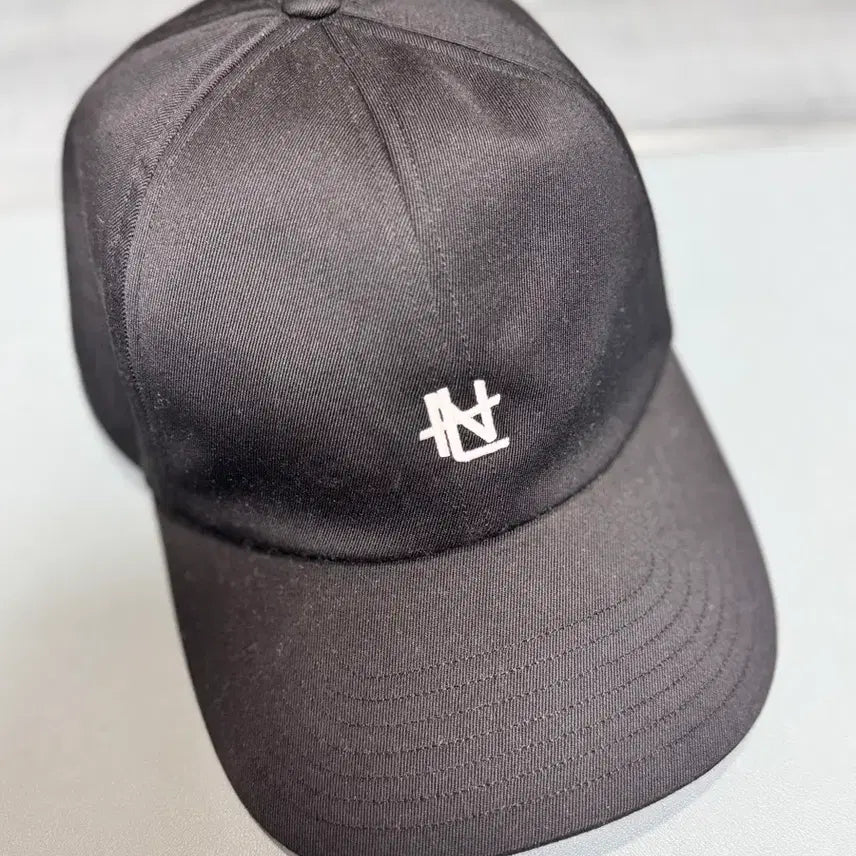 [SOLD OUT] 나나미카 치노 로고 자수 볼캡 블랙