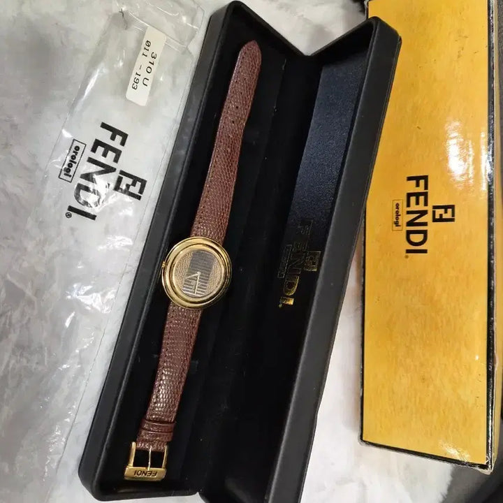 [SOLD OUT] 거의새것ㅡ[정품]펜디 가죽시계