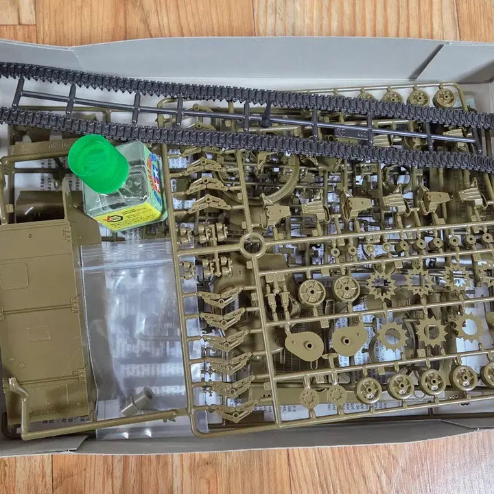 [BUNJANG] Italeri Sherman 1/35 Scale Military Tank Plastic Model Kit / 이탈레리 밀리터리 전차 웻셔먼 1/35 프라모델