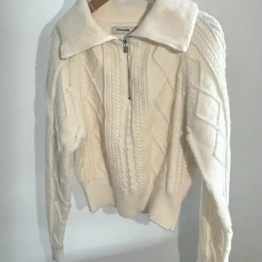 [SOLD OUT] (1회착용/원가8)에잇세컨즈 아이보리 반집업 니트