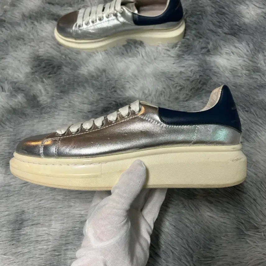 [BUNJANG] Alexander McQueen Oversized Sneakers Silver/Navy (Size 41) / [41 size] 알렉산더 맥퀸 오버솔 스니커즈 실버/네이비