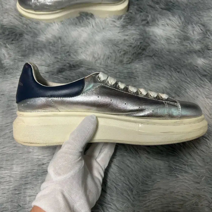 [BUNJANG] Alexander McQueen Oversized Sneakers Silver/Navy (Size 41) / [41 size] 알렉산더 맥퀸 오버솔 스니커즈 실버/네이비