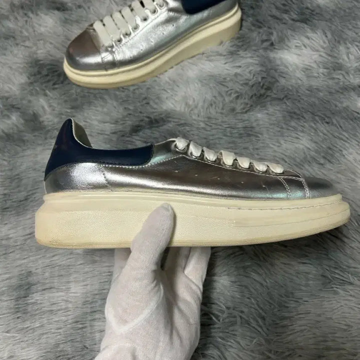 [BUNJANG] Alexander McQueen Oversized Sneakers Silver/Navy (Size 41) / [41 size] 알렉산더 맥퀸 오버솔 스니커즈 실버/네이비