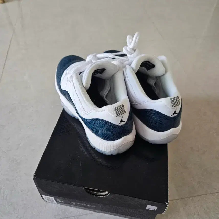 [BUNJANG] 에어조던 11 로우 뱀피gs 240mm / 에어조던 11 로우 뱀피gs 240mm