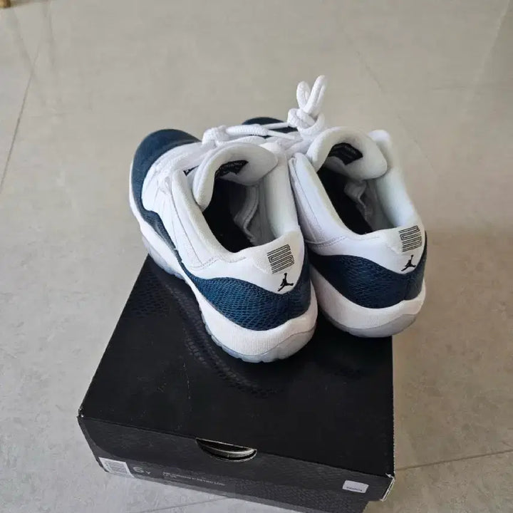[BUNJANG] 에어조던 11 로우 뱀피gs 240mm / 에어조던 11 로우 뱀피gs 240mm