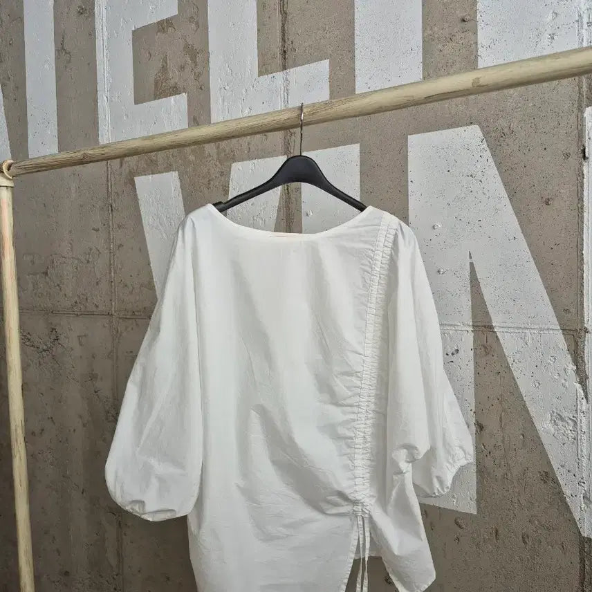 [SOLD OUT] 에잇세컨즈 셔링조절끈 블라우스