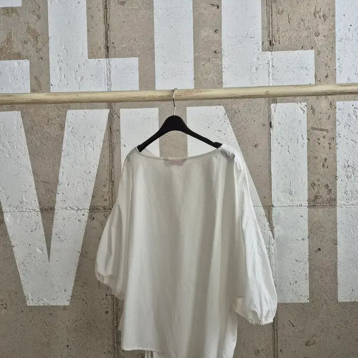 [SOLD OUT] 에잇세컨즈 셔링조절끈 블라우스