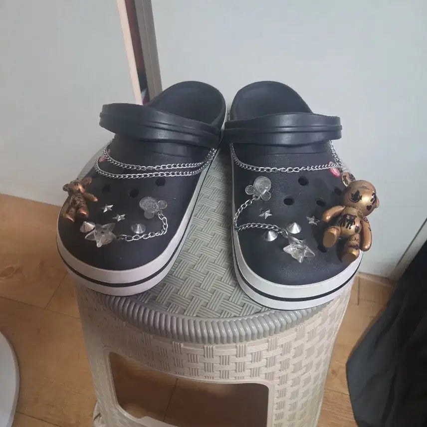 [BUNJANG] Crocs Crocband with Unique Jibbitz Size 10-12 / 크록스  유니크 지비츠 포함 10.12 사이즈