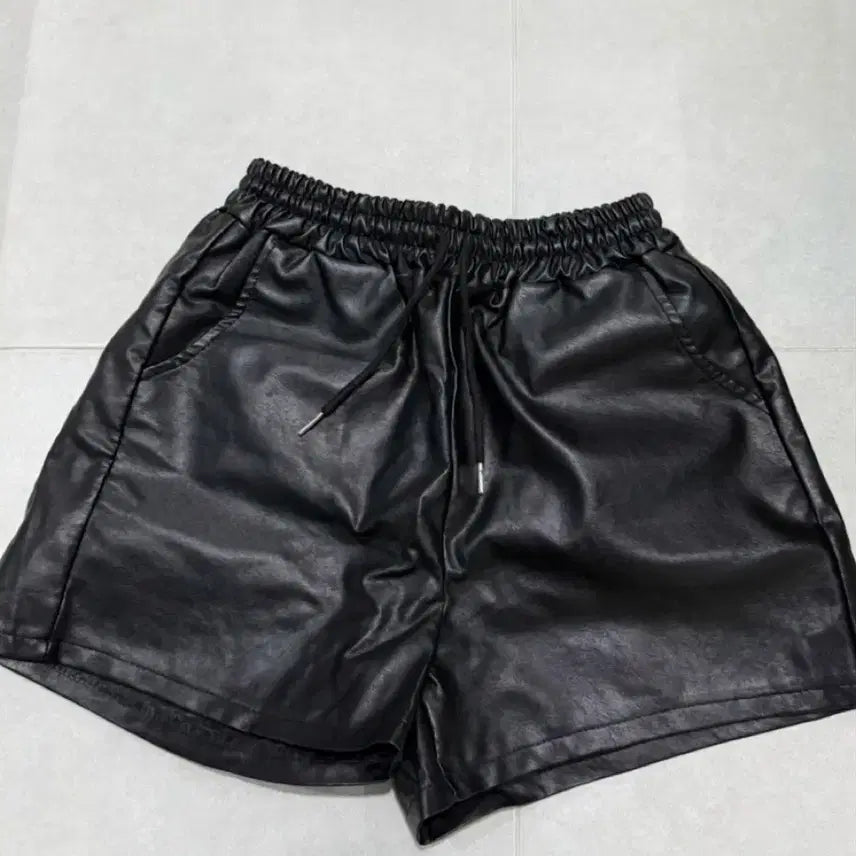 [SOLD OUT] 블랙 인조 가죽 반바지