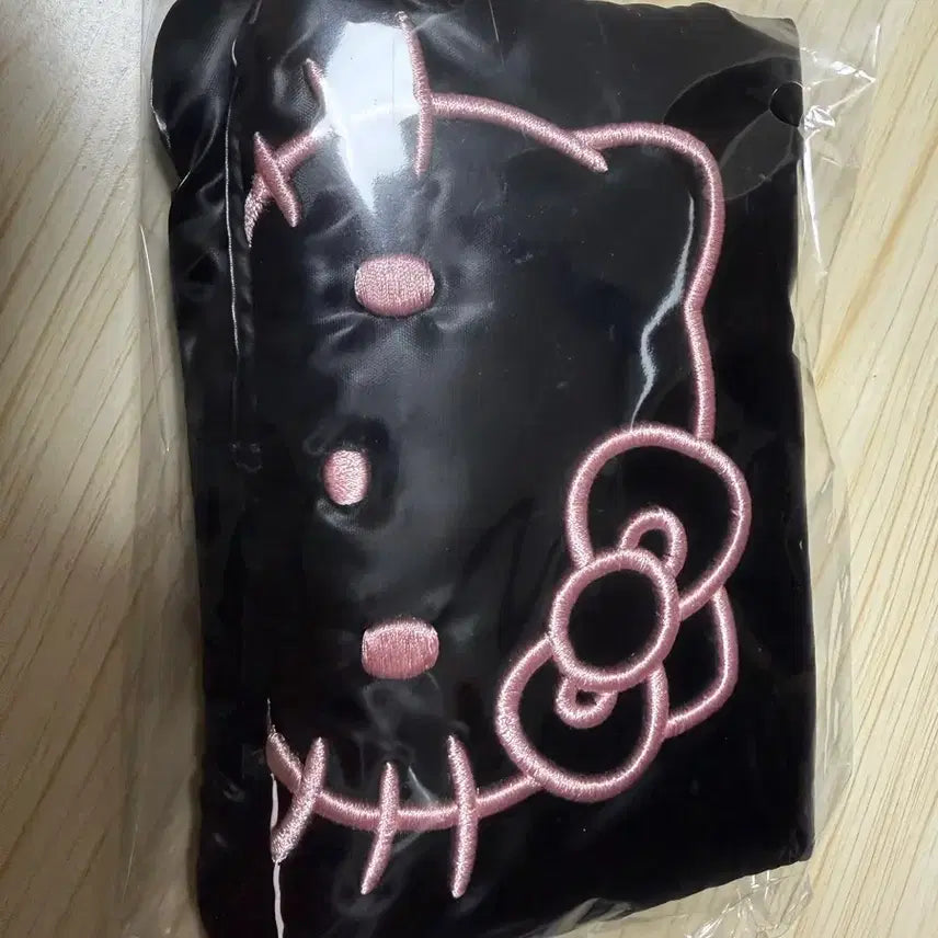 [SOLD OUT] 웨이크메이크 블랙 헬로키티 여권지갑