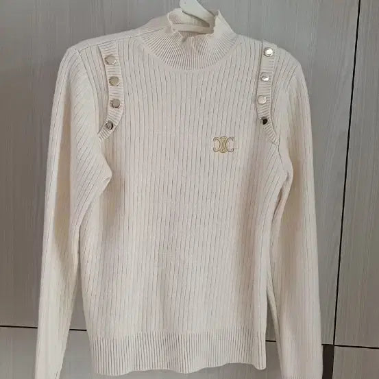 [BUNJANG] Gold Button Knit Ivory / 니트 아이보리 골드버튼 장식