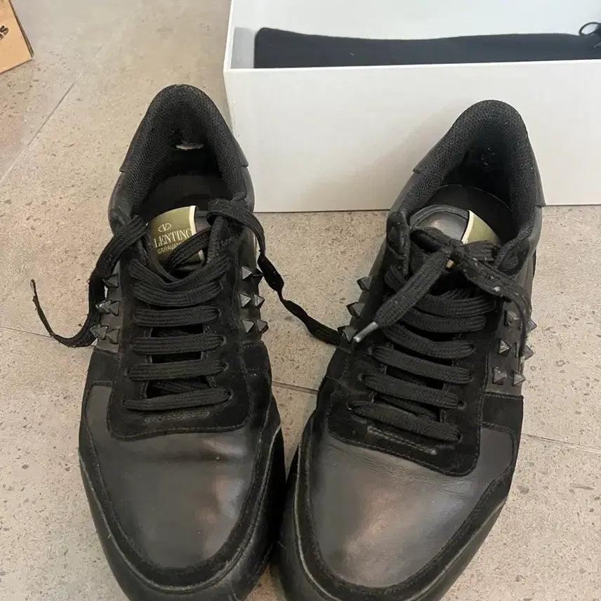 [SOLD OUT] 발렌티노 스터드 블랙 스니커즈