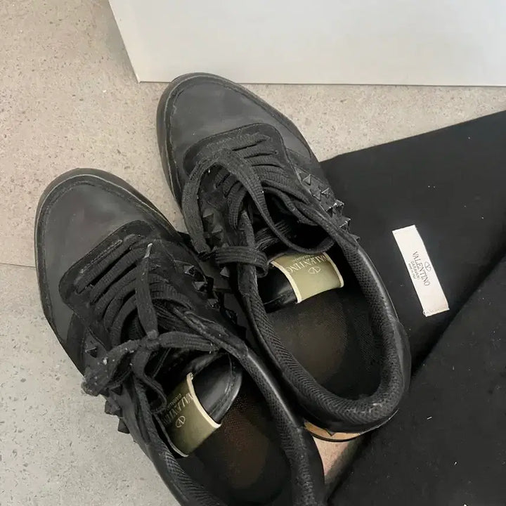 [SOLD OUT] 발렌티노 스터드 블랙 스니커즈