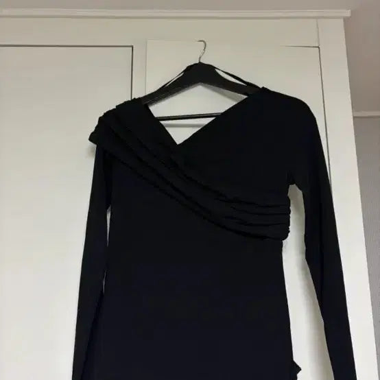 [BUNJANG] COS Black Off-Shoulder Long Sleeve Top / COS 블랙 오프숄더 롱 슬리브 탑