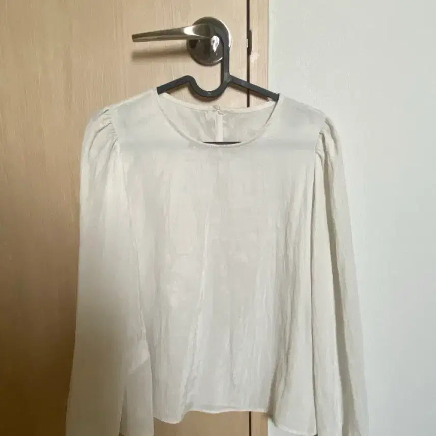 [BUNJANG] White Puff Sleeve Blouse / 화이트 블라우스