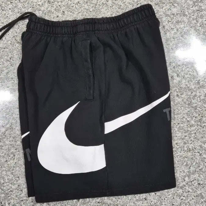 [SOLD OUT] 나이키 스우시 반바지 블랙