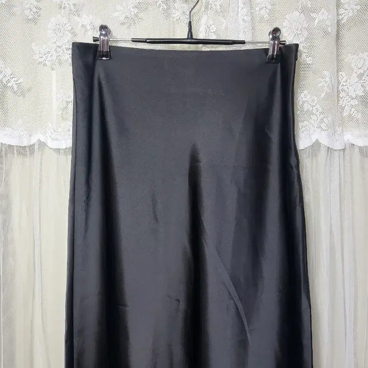 [BUNJANG] LUUL Black Satin Long Skirt / 루엘 LUUL 블랙 새틴 롱 스커트