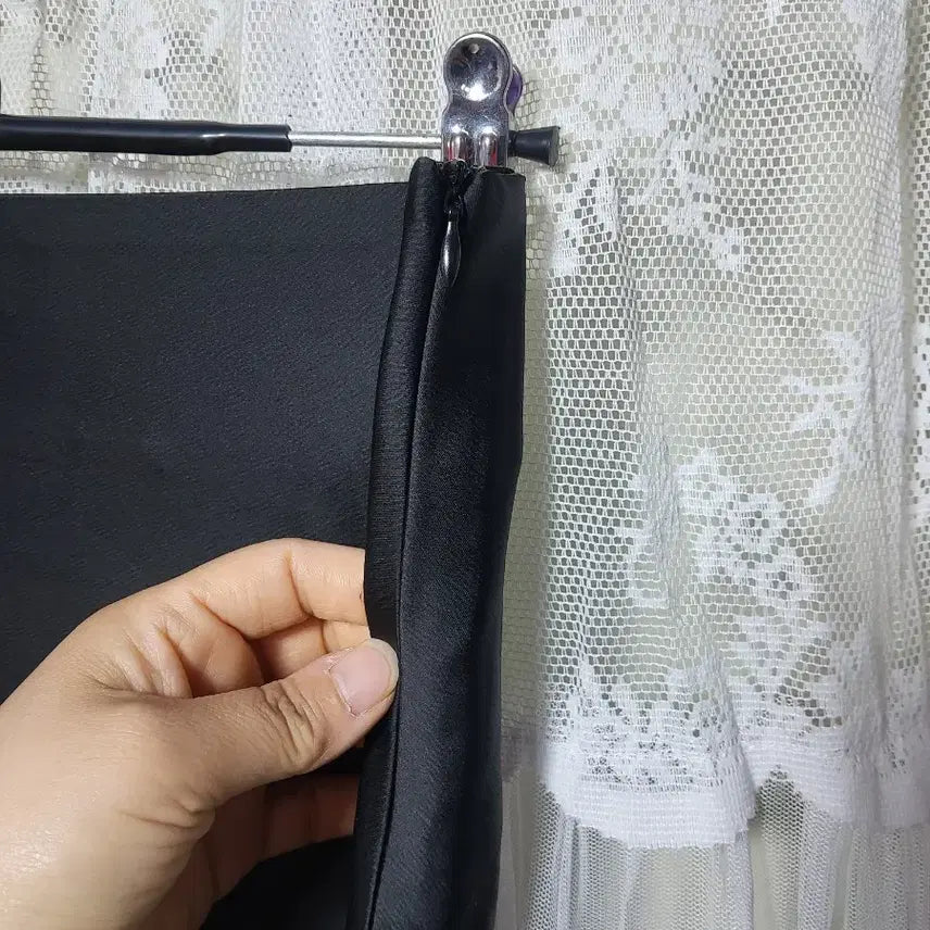 [BUNJANG] LUUL Black Satin Long Skirt / 루엘 LUUL 블랙 새틴 롱 스커트