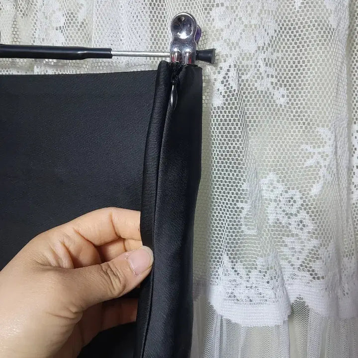 [BUNJANG] LUUL Black Satin Long Skirt / 루엘 LUUL 블랙 새틴 롱 스커트