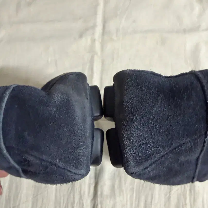 [SOLD OUT] 정품 프라다 스웨이드로퍼(UK7)
