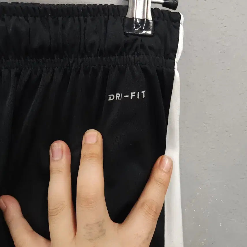 [SOLD OUT] 나이키 블랙/화이트 반바지