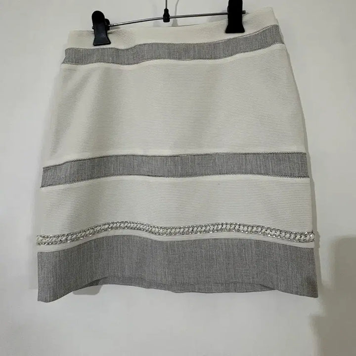 [BUNJANG] Aniv Efe White/Gray Striped Chain Mini Skirt / 화이트/그레이 스트라이프 체인 장식 스커트 아니베에프