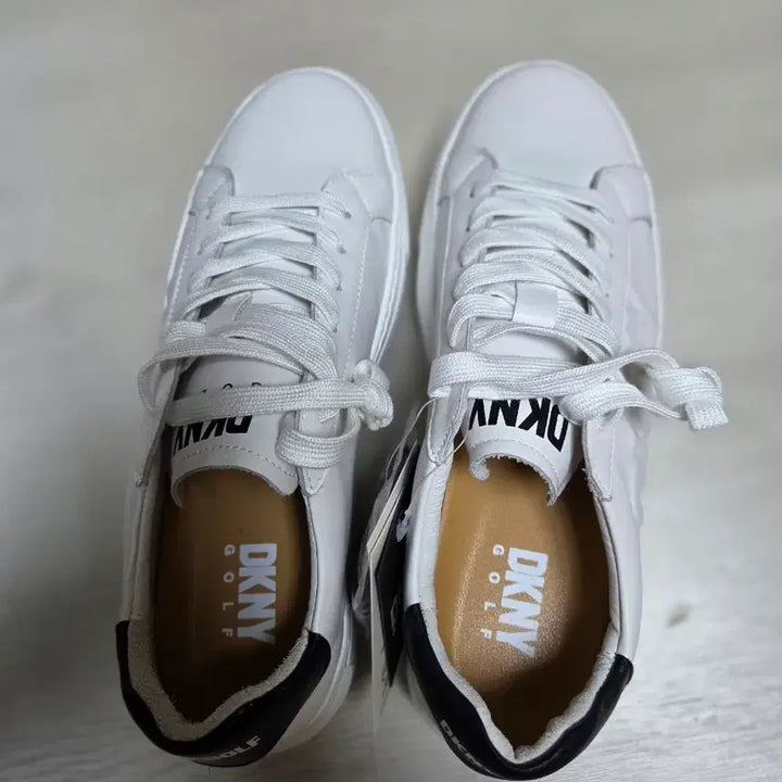 [SOLD OUT] DKNY 골프 여성 흰색 스니커즈245 새상품