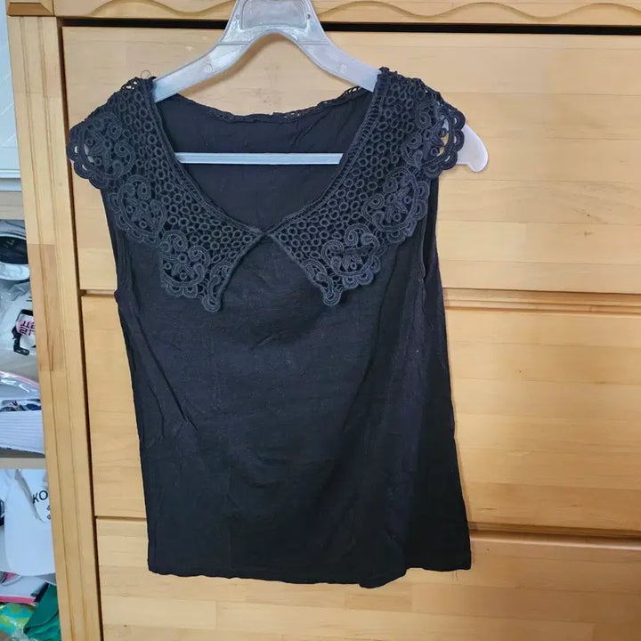 [BUNJANG] Black Lace Collar Sleeveless Blouse / 레이스 칼라 블랙 민소매